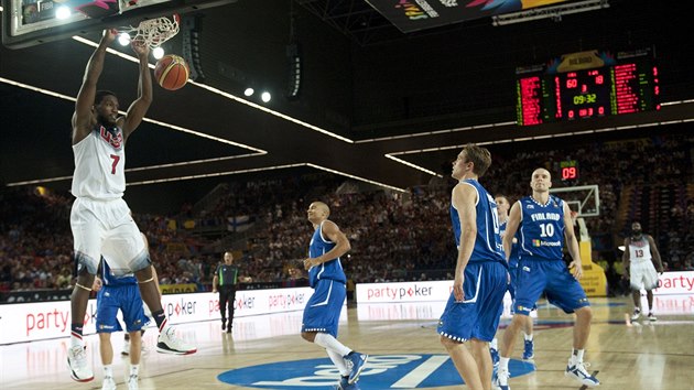 Americk basketbalista Kenneth Faried smeuje do finskho koe.