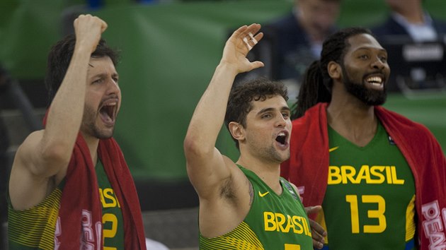 Brazilt basketbalist Guilherme Giovannoni, Raulzinho Neto a Nen (zleva) slav na lavice bhem utkn se Srbskem.