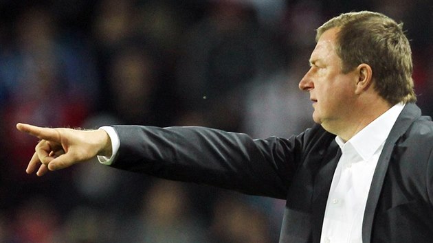 Trenr eskch fotbalist Pavel Vrba (vlevo) a trenr americkch fotbalist Jrgen Klinsmann signalizuj smrem k hiti.