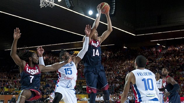 Americk basketbalista Anthony Davis (u me) nad hlavami reprezentant Dominiknsk republiky.