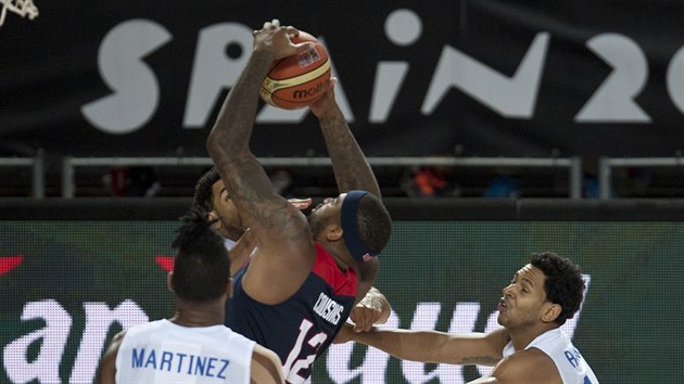 DeMarcus Cousins (v tmavm) proti pesile reprezentant Dominiknsk republiky, brn ho  Jack Martinez a Ronald Ramon.