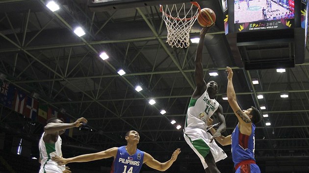 Senegalsk basketbalista Mouhammad Faye (v blm) zakonuje na ko Filipn, kolem nj Marc Pingris (14) a Japeth Aguilar.