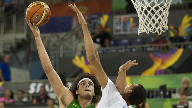 Anderson Varejao (vlevo) z Brazlie zakonuje na francouzsk ko pes ruku Rudyho Goberta.