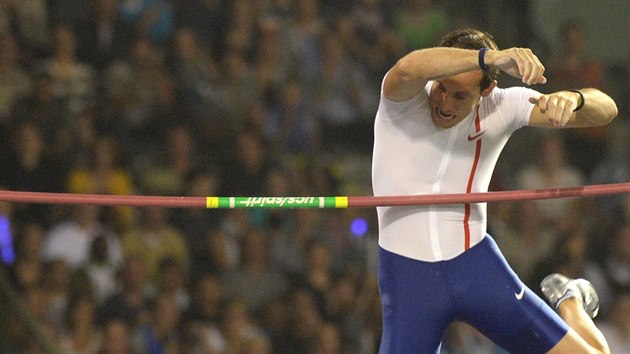 Francouzsk tyka Renaud Lavillenie pokoil na mtinku v Bruselu est metr.