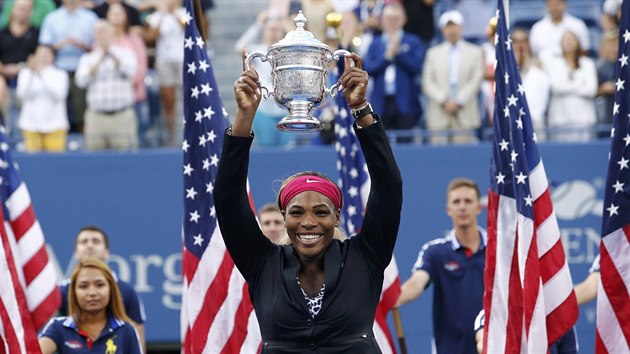 AMPIONKA. Serena Williamsov u poest mohla pozvednout trofej pro vtzku US Open.