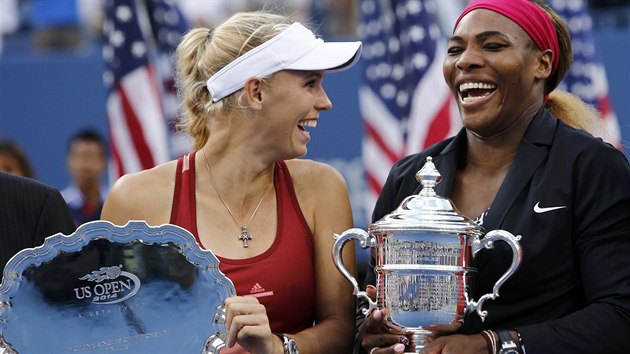 ASTN FINALISTKY. Poraen Caroline Wozniack a vtzka Serena Williamsov (vpravo) pzuj s trofejemi po finle US Open.