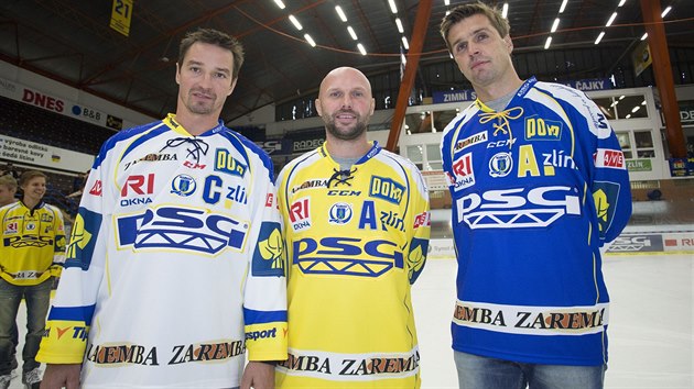 Nov bl dres zlnskch hokejist pedstavil kapitn Petr ajnek (vlevo). Uprosted je na snmku Petr Leka, vpravo pak Jaroslav Balatk.
