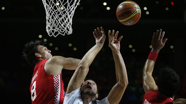 Francouzsk basketbalista Joffrey Lauvergne (uprosted) v akci, vlevo je Chorvat Dario Sari.