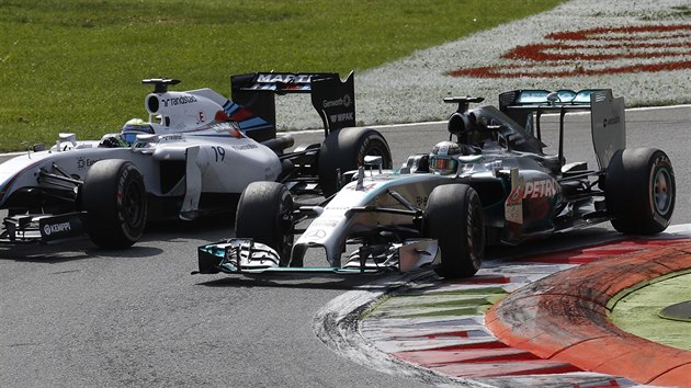 V ZATCE. Lewis Hamilton (vpravo) se sna pedjet Felipeho Massu na okruhu v Monze.