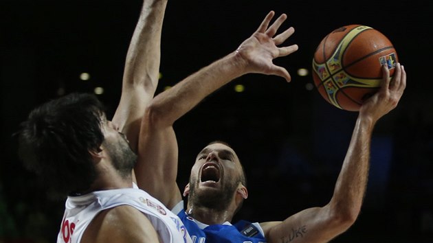 eck basketbalista Nick Calathes (vpravo) zkou skrovat pes Miloe Teodosie ze Srbska.