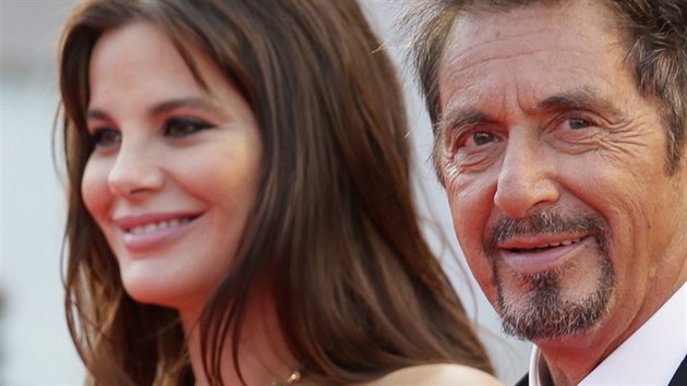 Al Pacino piel na promtn filmu Maglehorn. Pacino je za hlavn roli horkm kandidtem na cenu za nejlep hereck vkon. A bentt divci ho miluj i pro jeho italsk pvod. Na snmku s herekou Lucilou Sola (30. srpna 2014)