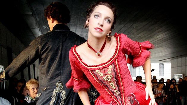 Národní divadlo zahájilo novou sezonu nezvykle venkovním představením pro veřejnost, kde předvedlo kostýmy uváděných her (1. září 2014).