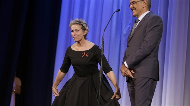 Frances McDormandov pebr v Bentkch estnou cenu (1. z 2014).