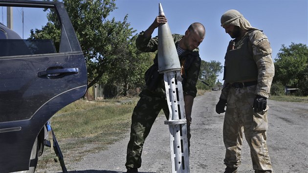 Prorut separatist se zbytky rakety u vesnice Hrabske (Ukrajina, 31. srpna 2014).