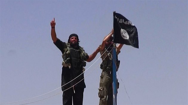Islamist vyvuj vlajku na syrsko-irck hranici (11. ervna 2014).