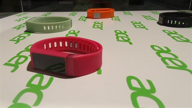 Nové  fitness náramky Acer záí vemi barvami. Podrobnosti o jejich funknosti...