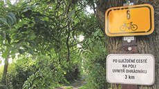 �e cyklostezka skute�n� pokra�uje za ohradníkem, uji��uje oficiální cedule.