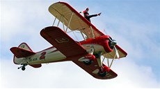 Letecký den v Chebu. Na stroji Boeing Stearman PT-17 se p�edstavila letecká