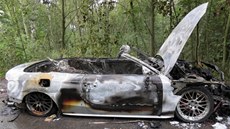 Neznámý �há� zapálil v Rudolci nedaleko B�ezové na Sokolovsku kabriolet s