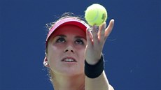 výcarská tenitska Belinda Beniová se chystá na podání ve tvrtfinále US Open.