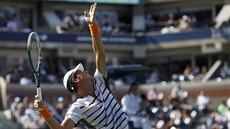 eský tenista Tomá Berdych zachycen pi podání ve tvrtfinále US Open.
