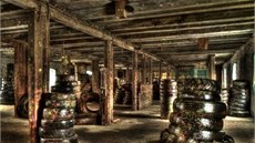 Prostory bývalé textilní továrny poskytují skv�lé kulisy paintballovým hrám