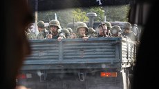 Ukrajintí vojáci u Mariupolu (8. záí 2014)