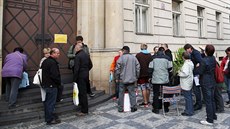 Lidé p�ed budovou ú�adu St�edo�eského kraje �ekají ve front� na podání �ádosti...