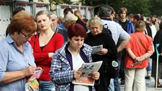 Lidé ped budovou úadu Stedoeského kraje ekají ve front na podání ádosti...