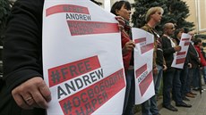 Demonstrace na podporu fotografa Andreje Stnina poblí ukrajinské ambasády v...