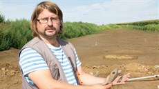 Vedoucí výzkumu Ji�í Juchelka ukazuje sekeromlat ze zelené b�idlice a...