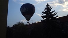 Nouzové pistání balonu u kulturního domu Stelnice v Hradci Králové. (8. 9....