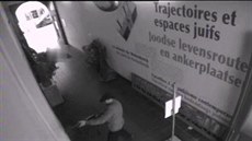 Pr�myslová kamera zachytila st�elce u �idovského muzea v Bruselu.