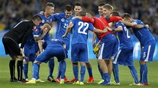 Slovenští fotbalisté se radují po kvalifikační výhře na Ukrajině. Vlevo brankář...