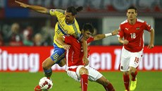 Švédský útočník Zlatan Ibrahimovic (vlevo) bojuje s Dragovicem z Rakouska v...