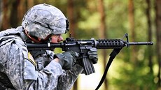 Americký voják pi stelb z karabiny IIC (Improved Individual Carbine) firmy...