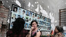 Obyvatelé Beslanu truchlí v troskách školní tělocvičny (1. září 2014)