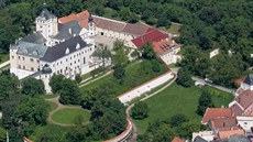 Louka pod zámkem je dnes mok�ad. M�sto p�emý�lí, co s ní.