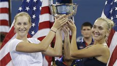 Jekatěrina Makarovová (vlevo) a Jelena Vesninová po triumfu ve čtyřhře na US