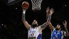 Srbský basketbalista Miroslav Raduljica zakonuje v osmfinále MS, brání ho