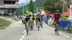 BITKA NA KOLECH. V 16. etapě Vuelty se postrkují Gianluca Brambilla a Ivan