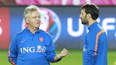 ZAUJATÝ VYPRAV��. Trenér Guus Hiddink na tréninku nizozemské reprezentace v...