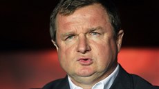 Trenér �eské reprezentace Pavel Vrba sleduje výkon svých sv��enc�.