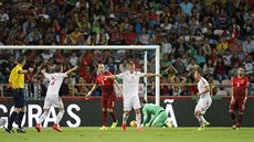Albánský úto�ník Bekim Balaj (v bílém s �íslem 19) slaví gól proti Portugalsku....