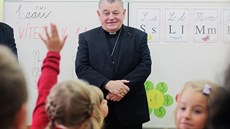 Kardinál Dominik Duka p�ivítal prv�áky v Z� ve Spáleném Po�í�í na Plze�sku.