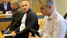 Zden�k Kopl (vlevo), Daniel Rafaj a Petr Veselý u soudu ve Zlín�.