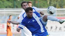 Liberecký úto�ník Tomá� �ubek (v pop�edí) v souboji s ústeckým Davidem �ragou.