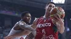 Americký basketbalista Rudy Gay (vlevo) v souboji s Mexi�anem Hectorem Hernandez