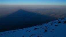 Krátce po východu slunce vrhá Ararat stín daleko do vnitrozemí Turecka. Za zády...