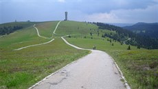 Pohled z vrcholu Feldbergu k východu: v pop�edí p�íjezdová asfaltka, na obzoru...